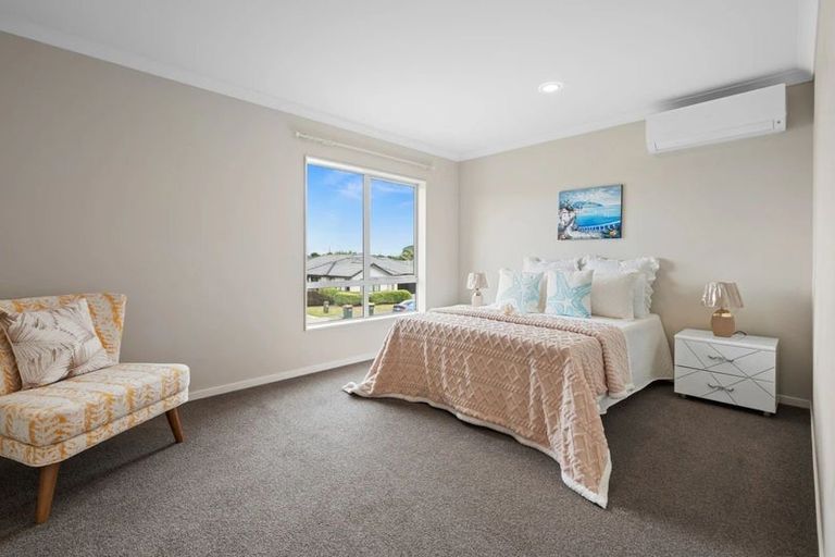 Photo of property in 5 Iwinuku Crescent, Wattle Downs, Auckland, 2103