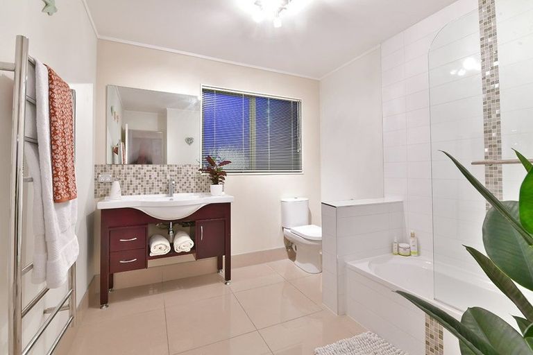 Photo of property in 2/34 Selwyn Crescent, Forrest Hill, Auckland, 0620
