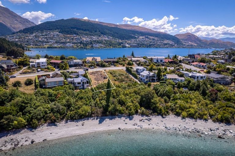 Photo of property in 66 Cedar Drive, Kelvin Heights, Queenstown, 9300