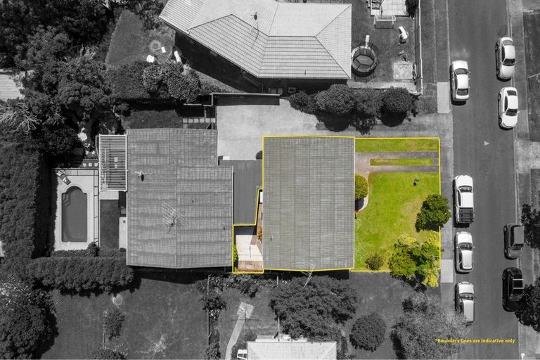 Photo of property in 1/6 Reydon Place, Cockle Bay, Auckland, 2014