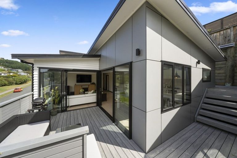 Photo of property in 42 Albatross Close, Whitby, Porirua, 5024