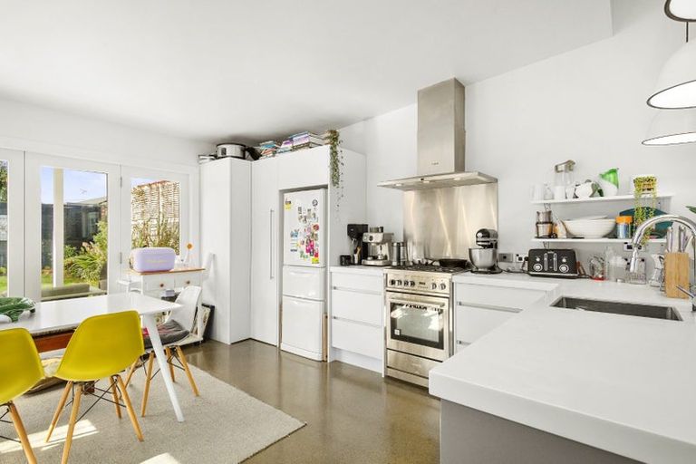 Photo of property in 129 Onepu Road, Lyall Bay, Wellington, 6022