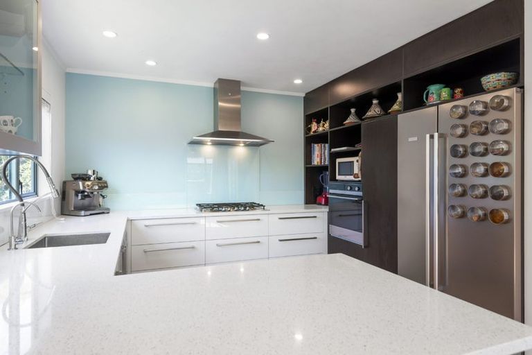 Photo of property in 2/13 Montgomery Avenue, Rothesay Bay, Auckland, 0630