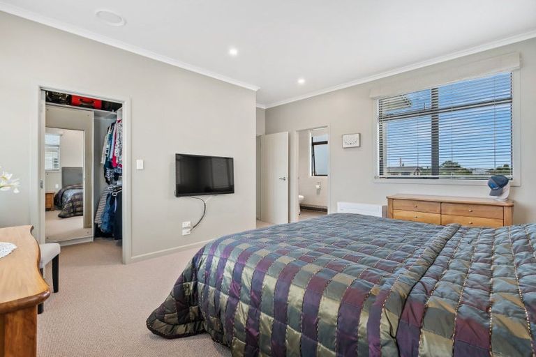 Photo of property in 16 Fred Carr Place, One Tree Point, 0118