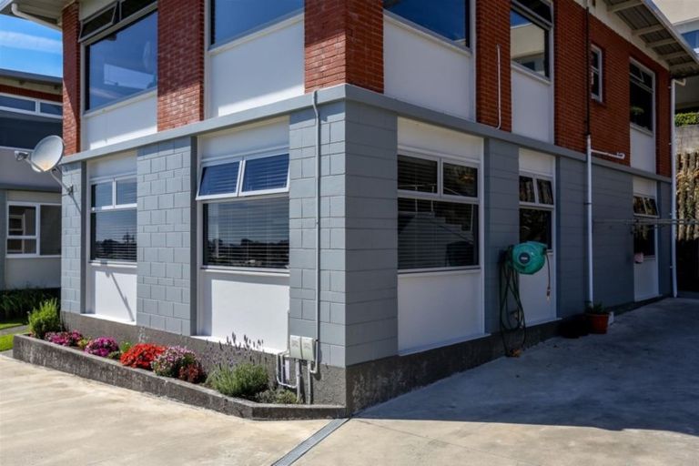 Photo of property in 14 South Road, Moturoa, New Plymouth, 4310