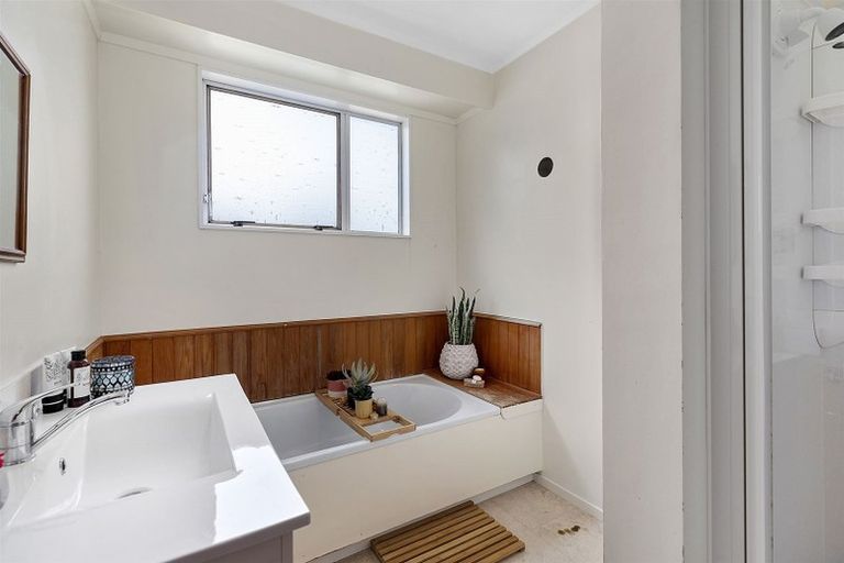 Photo of property in 42a Hicks Close, Whitby, Porirua, 5024