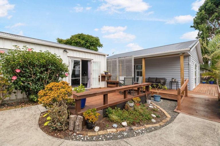 Photo of property in 27 Blanes Road, Weymouth, Auckland, 2103