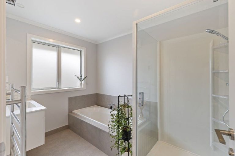 Photo of property in 1 Gibraltar Way, Fitzherbert, Palmerston North, 4410