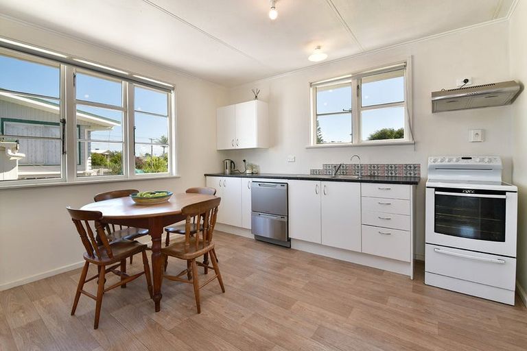 Photo of property in 2/11 Parakai Avenue, Parakai, 0830