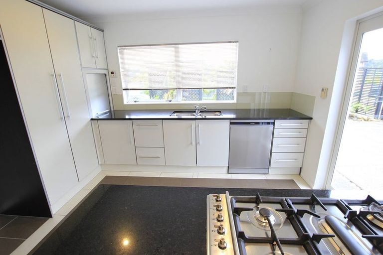 Photo of property in 15 Newbury Place, Schnapper Rock, Auckland, 0632