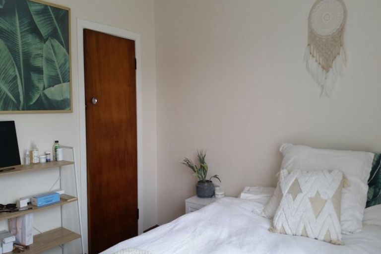 Photo of property in 82 Ocean View Road, Northcote, Auckland, 0627