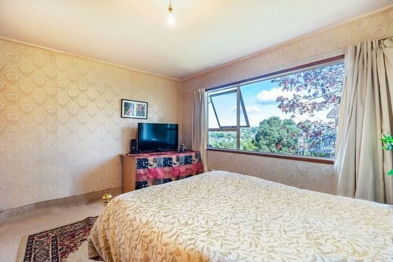 Photo of property in 27 Glen Vista Place, Bayview, Auckland, 0629