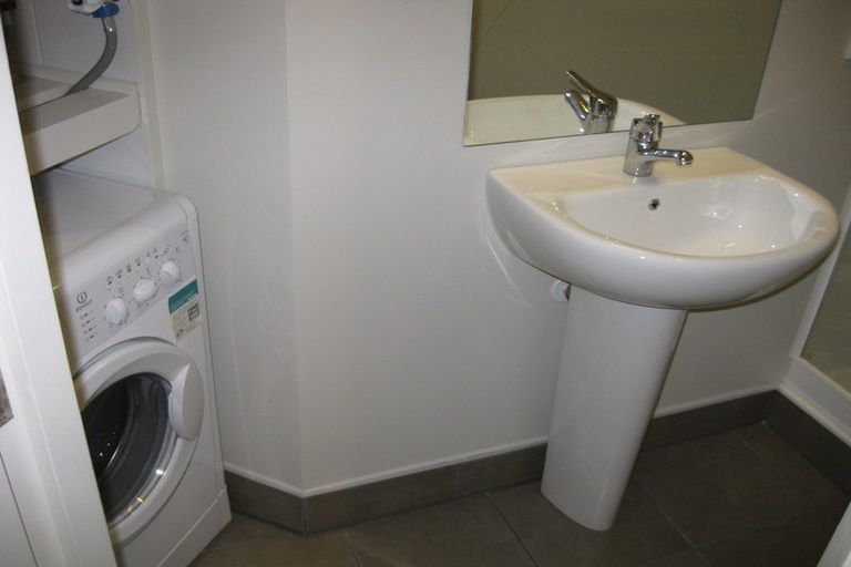 Photo of property in Terrace Tower Apartments, 4a/126 The Terrace, Wellington Central, Wellington, 6011