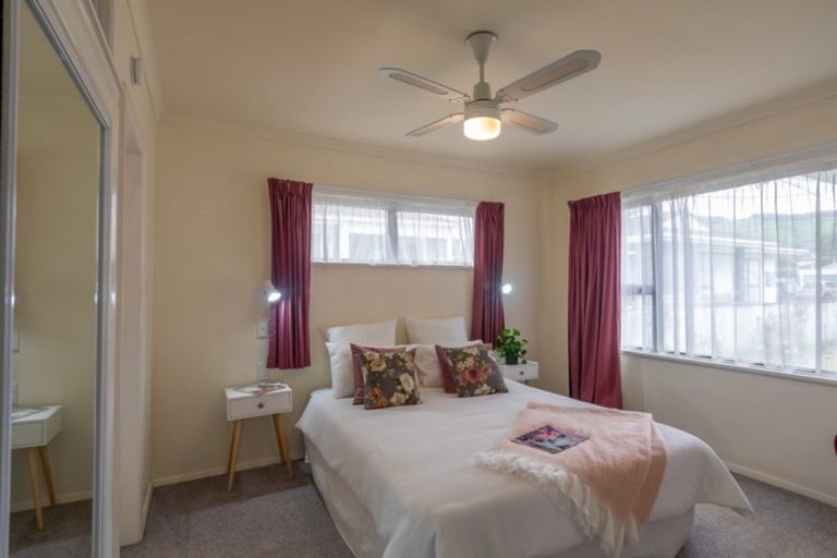 Photo of property in 32 Oxford Street, Tawa, Wellington, 5028