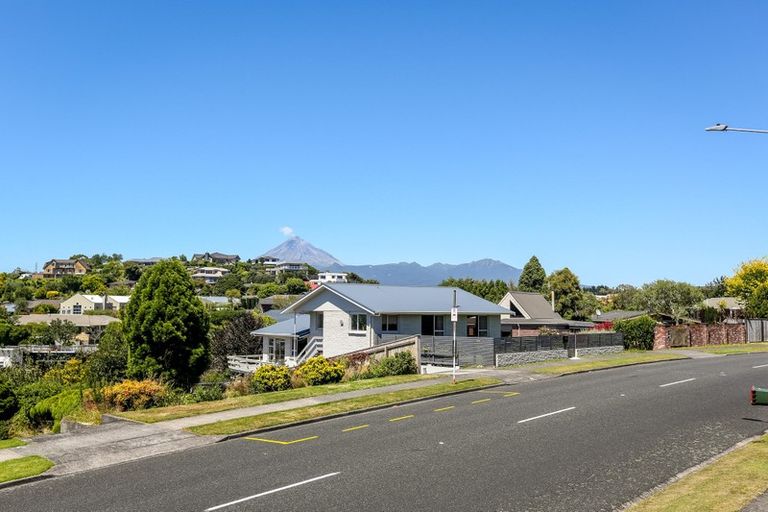 Photo of property in 1 Cabot Place, Frankleigh Park, New Plymouth, 4310