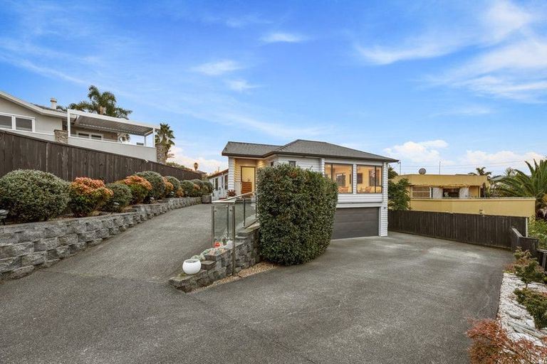 Photo of property in 26a Bernleigh Terrace, West Harbour, Auckland, 0618