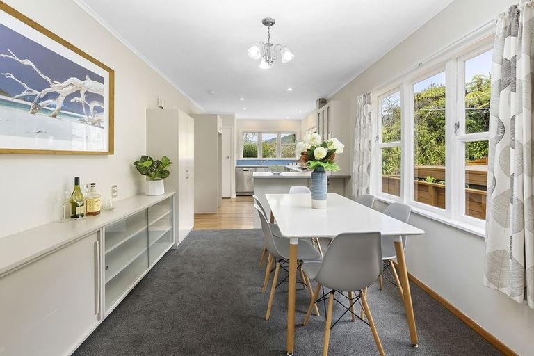 Photo of property in 9 Lane Crescent, Tawa, Wellington, 5028