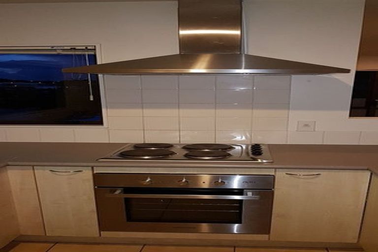 Photo of property in 22 Baulcomb Parade, Windsor Park, Auckland, 0632