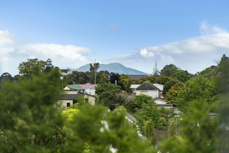 Photo of property in 2/18 Strabo Place, Windsor Park, Auckland, 0632