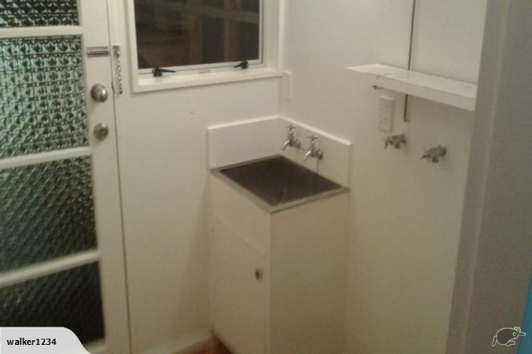 Photo of property in 154 Akaroa Drive, Maupuia, Wellington, 6022