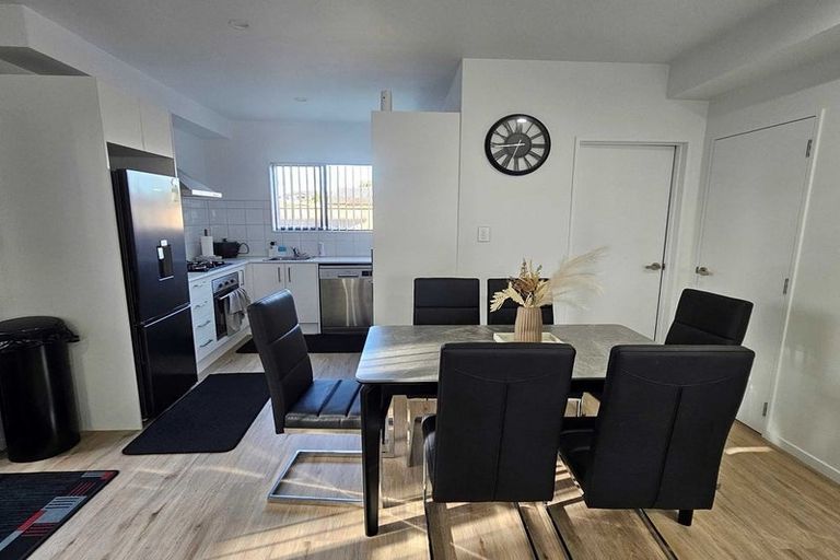Photo of property in 12 Eileen Newey Place, Henderson, Auckland, 0612
