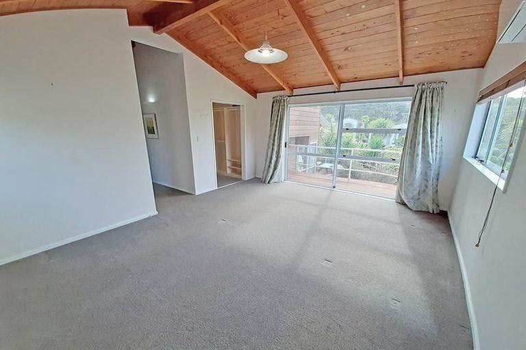 Photo of property in 14 La Roche Place, Northcote, Auckland, 0627
