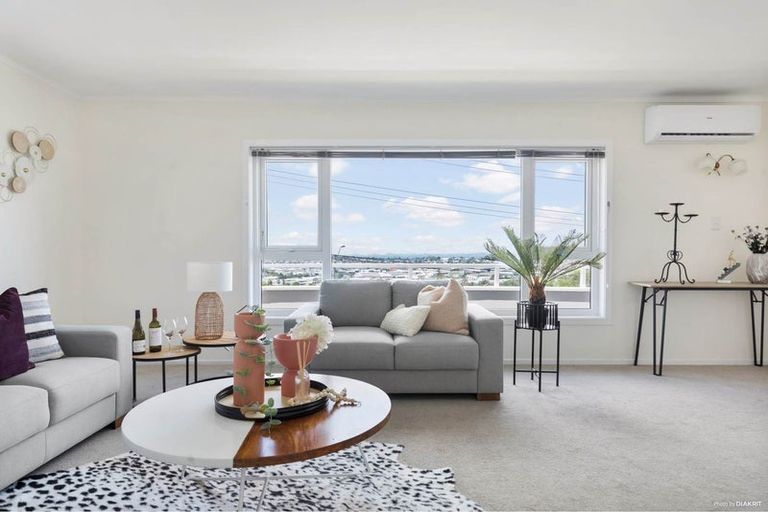 Photo of property in 23 Chivalry Road, Glenfield, Auckland, 0629