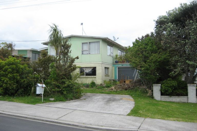 Photo of property in 25 Roberts Road, Matakatia, Whangaparaoa, 0930