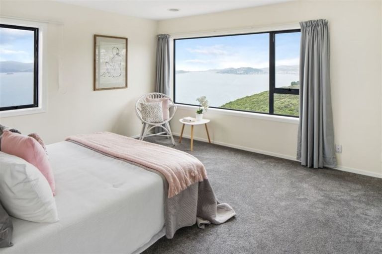 Photo of property in 18 Bennett Grove, Newlands, Wellington, 6037