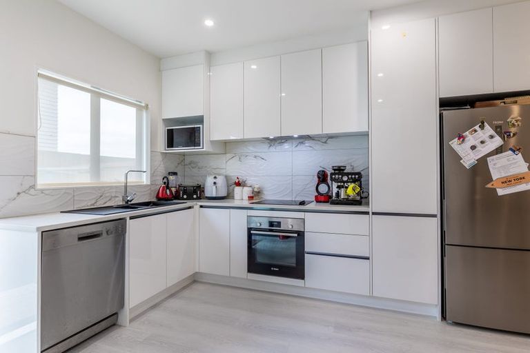 Photo of property in 10/66 Clayburn Road, Glen Eden, Auckland, 0602