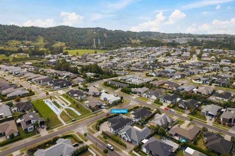 Photo of property in 1 Aporo Drive, Kumeu, 0810
