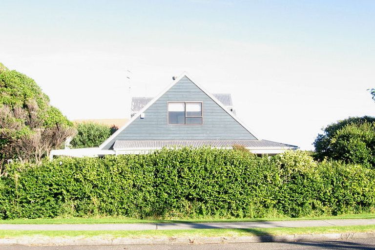 Photo of property in 20 Waimea Road, Waikanae Beach, Waikanae, 5036