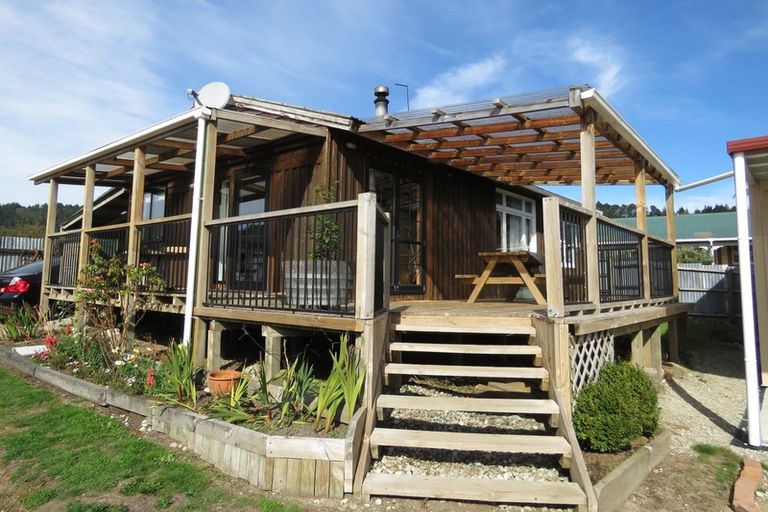 Photo of property in 1 Racecourse Road, Reefton, 7830