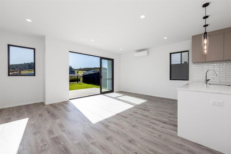 Photo of property in 8 Paparahi Place, Wainui, 0992