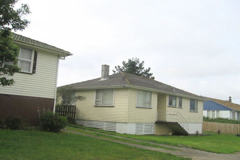 Photo of property in 44 Beauzami Crescent, Ascot Park, Porirua, 5024