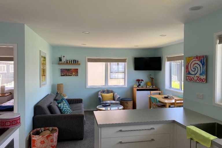 Photo of property in 27 Third Avenue, Urenui, 4377