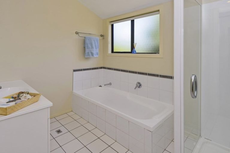 Photo of property in 6 Rising Parade, Fairview Heights, Auckland, 0632