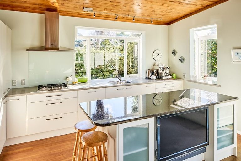 Photo of property in 20 Whites Line West, Woburn, Lower Hutt, 5010