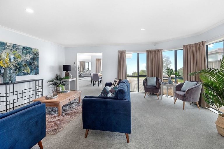 Photo of property in 52 Miles Crescent, Newlands, Wellington, 6037