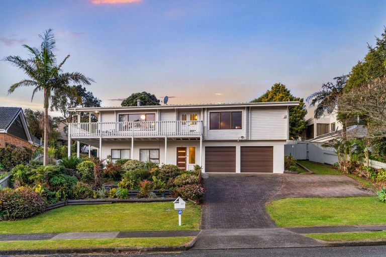 Photo of property in 20 Goodwood Drive, Goodwood Heights, Auckland, 2105