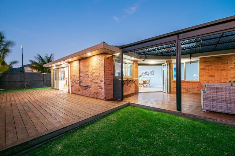 Photo of property in 17 Fleetwood Drive, Henderson, Auckland, 0612