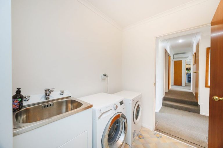 Photo of property in 1 Sycamore Crescent, Fitzherbert, Palmerston North, 4410