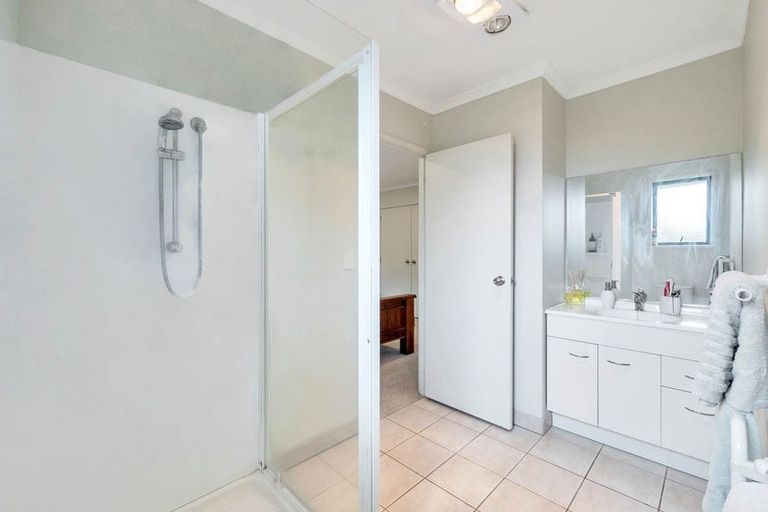 Photo of property in 15 San Pedro Place, Henderson, Auckland, 0612
