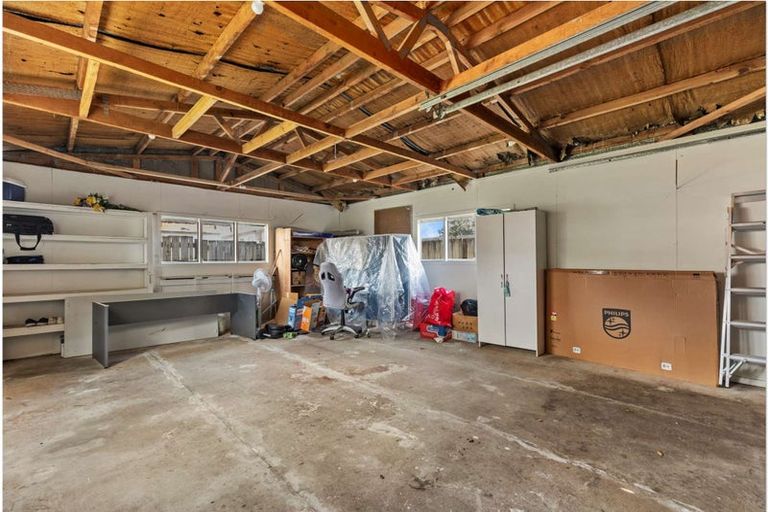 Photo of property in 303 Roscommon Road, Clendon Park, Auckland, 2103