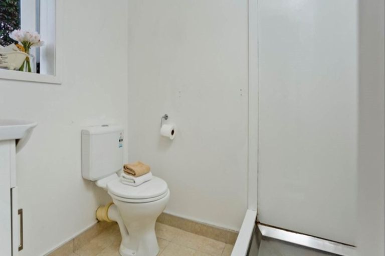 Photo of property in 1/160 East Coast Road, Forrest Hill, Auckland, 0620