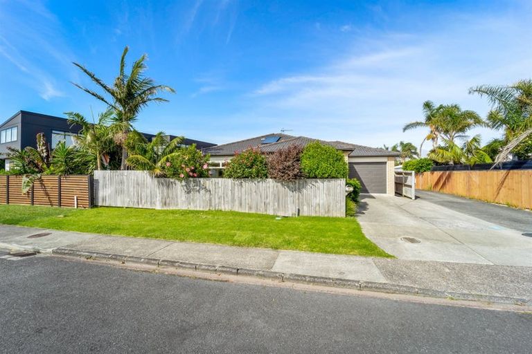 Photo of property in 35a Doment Crescent, Orewa, 0931