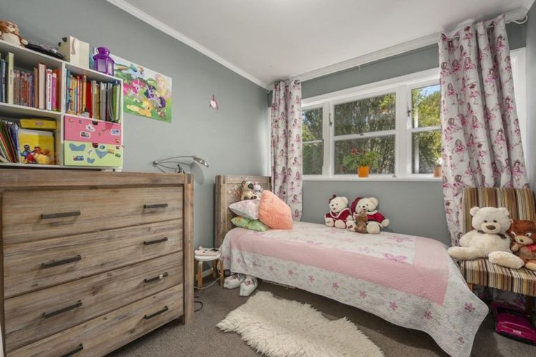 Photo of property in 82 Wyndham Road, Pinehaven, Upper Hutt, 5019