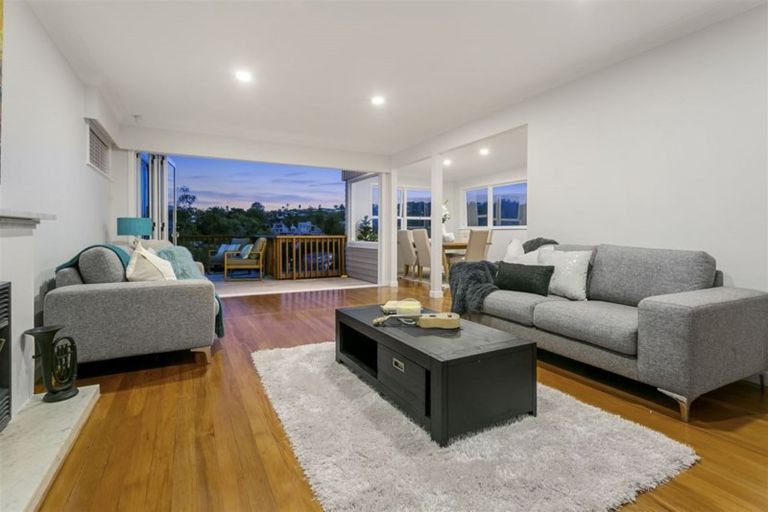 Photo of property in 28 Peter Terrace, Castor Bay, Auckland, 0620