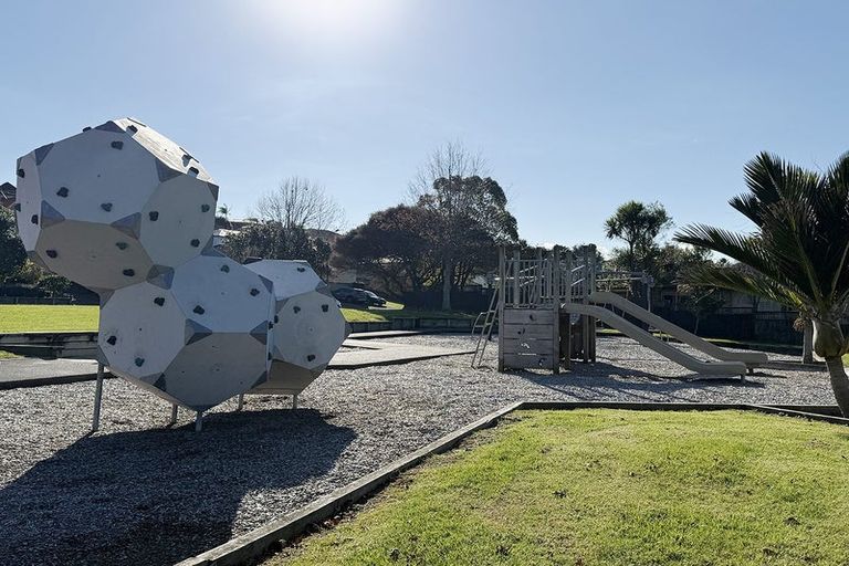 Photo of property in 49 Gosford Drive, Botany Downs, Auckland, 2010