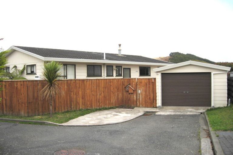 Photo of property in 27 Evesham Place, Newlands, Wellington, 6037